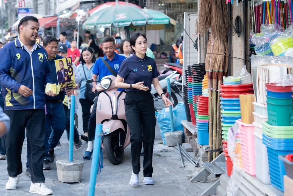 “จิตภัสร์” ทวงคืนที่ทำกิน! บุกตลาดยงเจริญ รับฟังปัญหาพ่อค้าแม่ค้าถูกเวนคืน ย้ำไทยก้าวใหม่พร้อมชนเพื่อปากท้องประชาชน