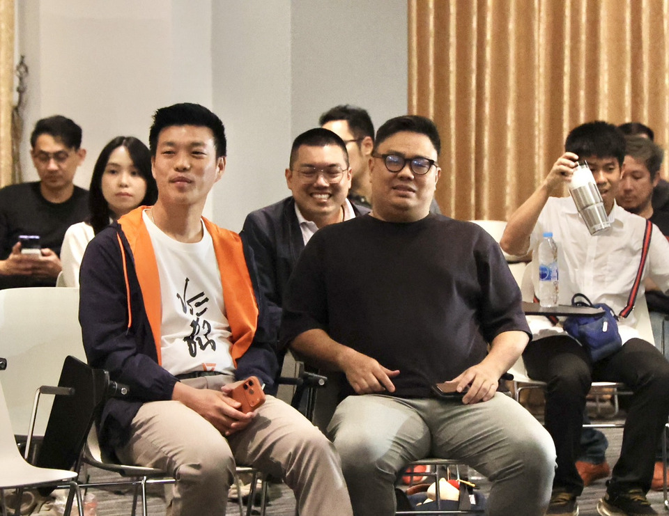 พรรคประชาชนเปิดวิสัยทัศน์ AI “เท้ง” ชูยุทธศาสตร์ TH-AI 5 ชั้น ตั้งเป้าเปลี่ยนไทยจากผู้ซื้อสู่ผู้สร้าง