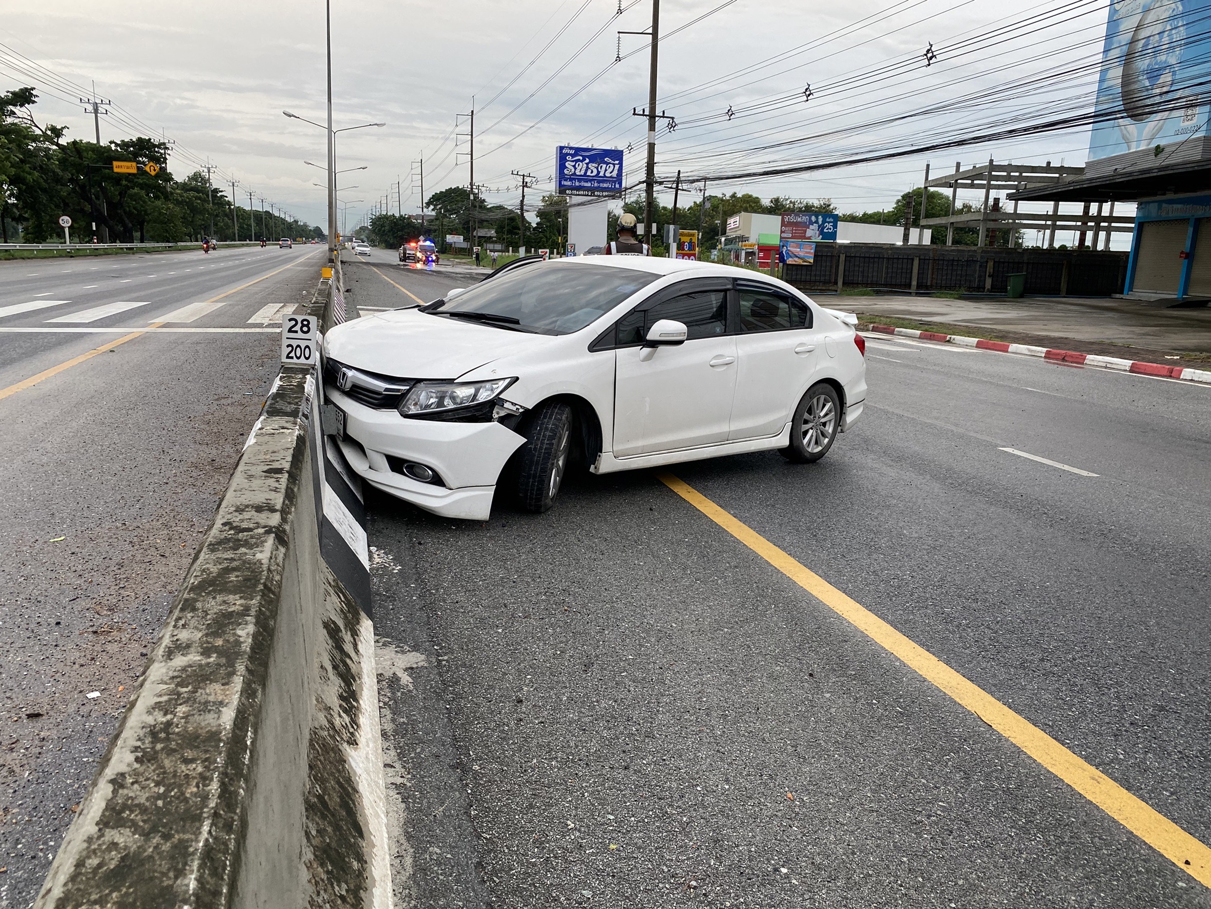 ปทุมธานีท่อประปาแตกถนนทรุดทำรถเกิดอุบัติเหตุชนแบริเออร์เกาะกลางถนน