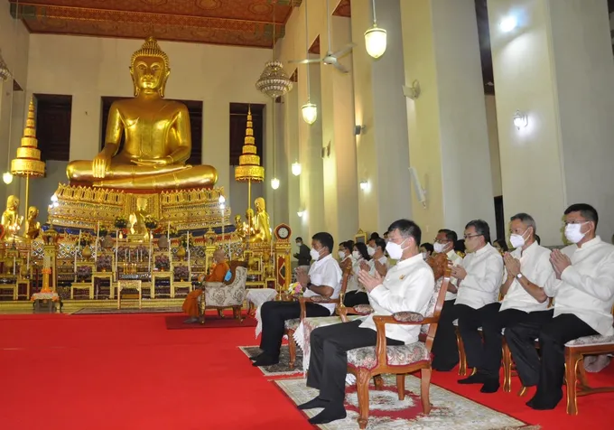'ชัชชาติ'​ร่วมทำบุญตักบาตรพระสงฆ์ 65 รูปเนื่องในวันอาสาฬหบูชา​ 