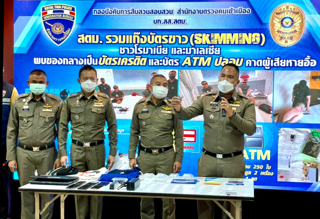 รวบแก๊งบัตรขาว ชาวโรมาเนียและมาเลเซีย พบบัตรเครดิต-เอทีเอ็มปลอม คาดผู้เสียหายอื้อ