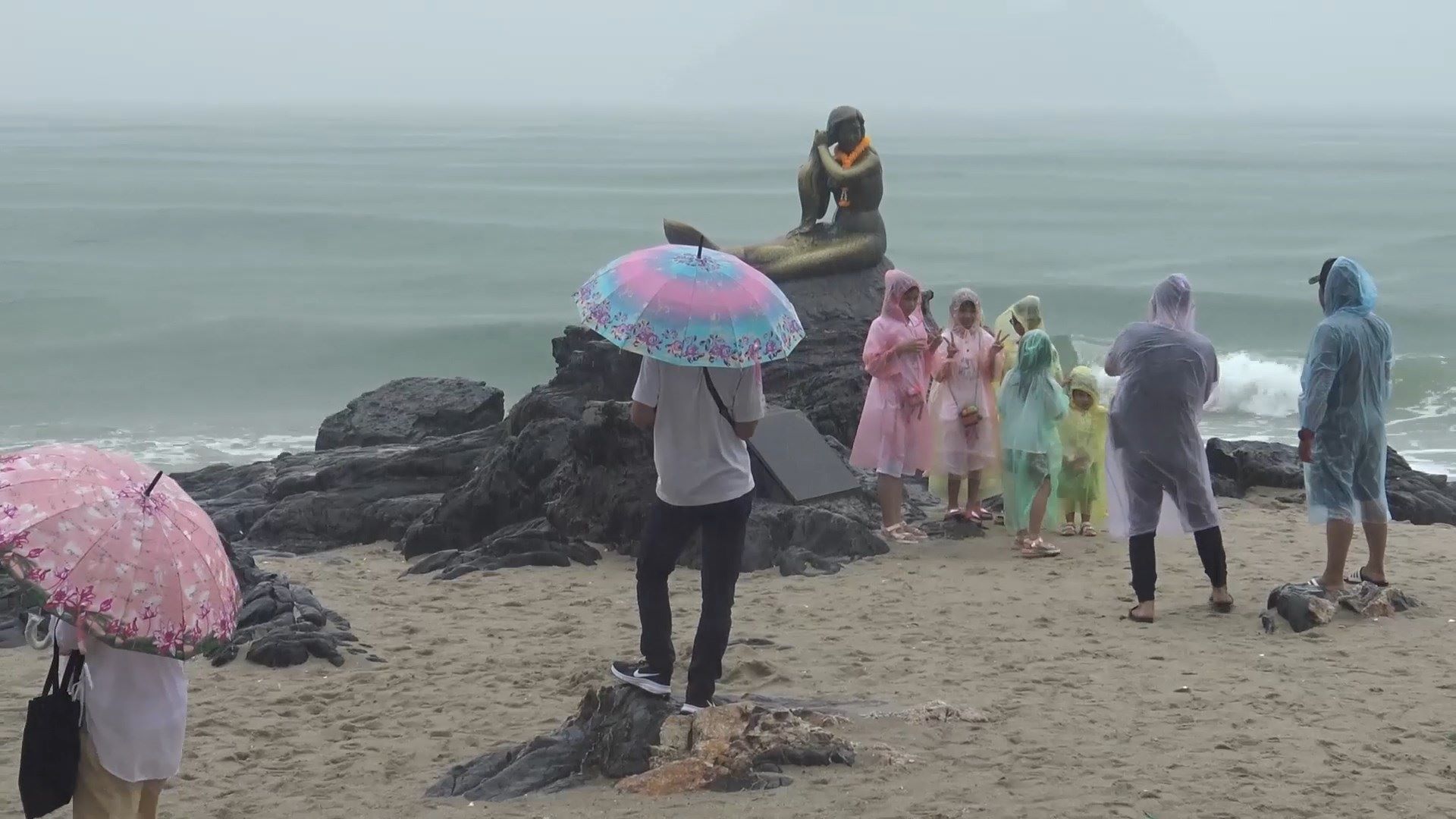 ชาวมาเลเซียยังเข้ามาท่องเที่ยวบริเวณชายหาดสมิหลาสงขลาแม้ฝนจะตกหนัก