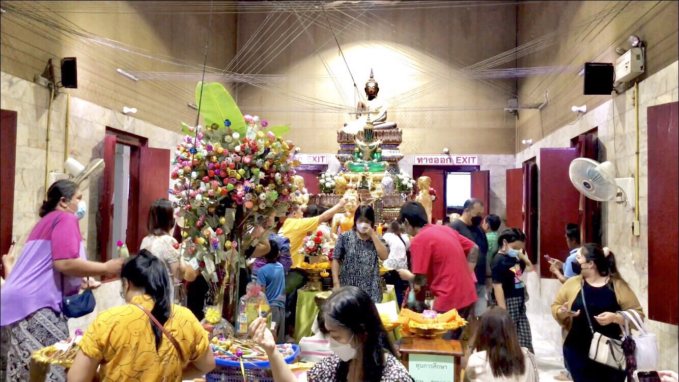 นครนายกคึกคัก! ส่องเลขเด็ดอ่างน้ำมนต์ “หลวงพ่อปากแดง” เสี่ยงโชคลุ้นรวย