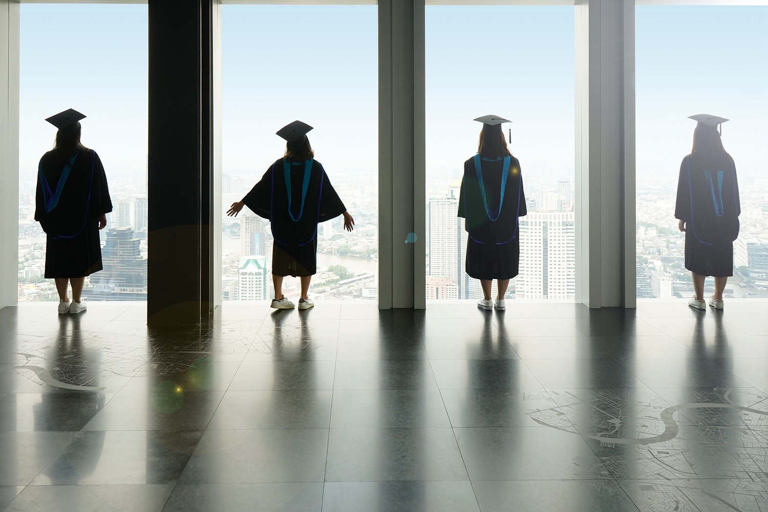 คิง เพาเวอร์ มหานคร จัดโปรโมชั่น Graduation Package เพื่อบัณฑิตป้ายแดงได้ฉลองบนมหานคร สกายวอล์ค