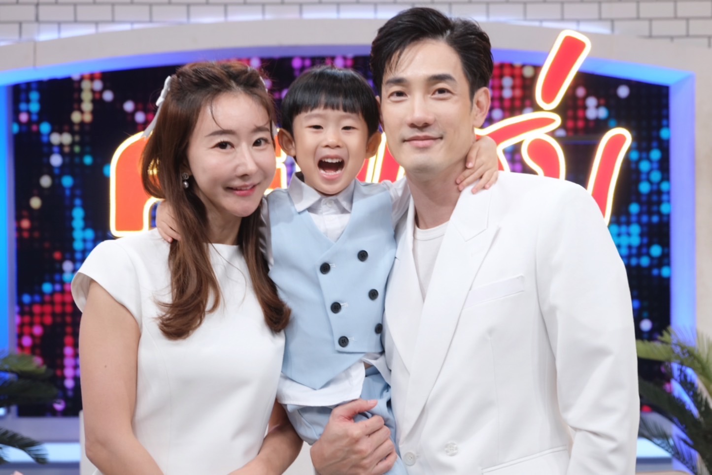 "อ้วน รังสิต" ควงภรรยา เปิดตัว "น้องโรฮา" เผยทะเลาะหนักเลี้ยงลูกต่างกันสุดขั้ว