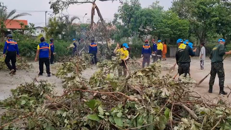 ทหารหน่วยพัฒนาการเคลื่อนที่ 23 พร้อมจิตอาสาพระราชทานเข้าช่วยเหลือพี่น้องประชาชน โดนพายุลมฝนพัดถล่ม