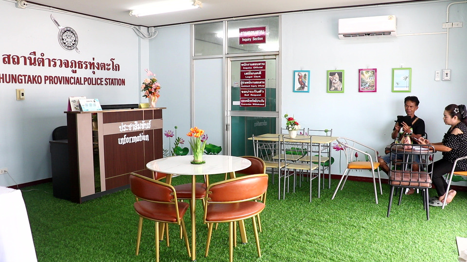 โรงพักทุ่งตะโกจัดมุมนั่งชิลเหมือนร้านกาแฟ! ประชาชนติดต่อราชการปลื้ม บรรยากาศผ่อนคลายใจ
