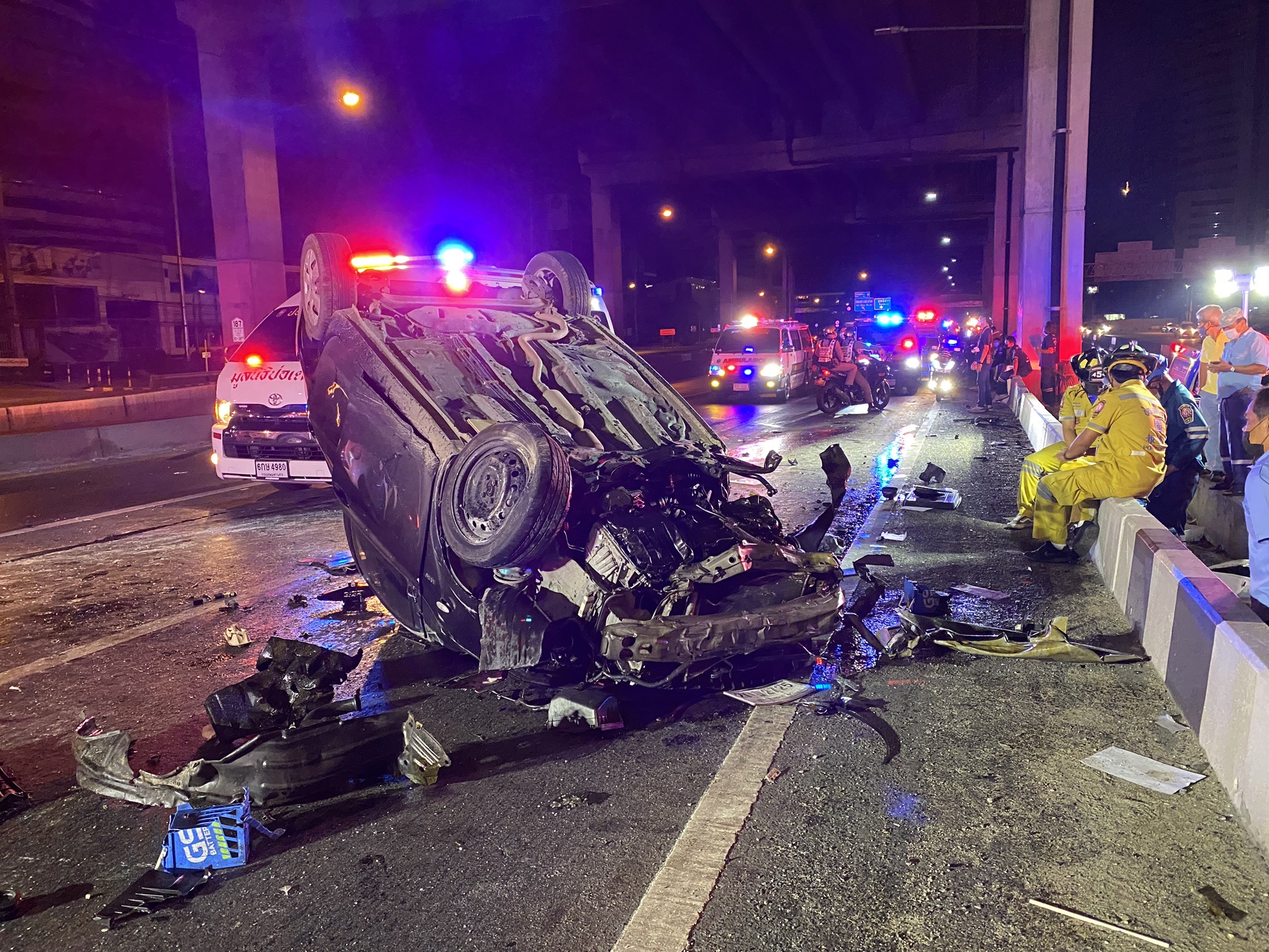 รถเก๋งชนกันบนเชิงสะพานข้ามแยกลาดพร้าว ดับ 1 คาดเหตุมาเร็วช่วงขึ้นสะพานเกิดเสียหลัก