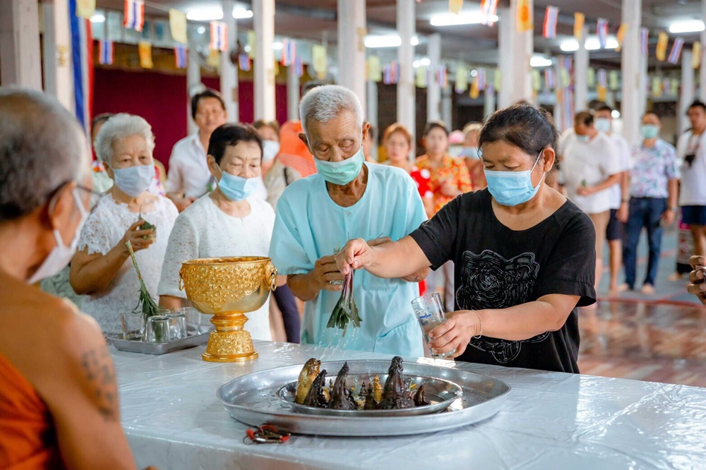 ชาวบ้านแห่สรงน้ำ "พระคำตันทองคำ" อัญเชิญให้ชาวบ้านกราบไหว้ขอพรปีละครั้ง
