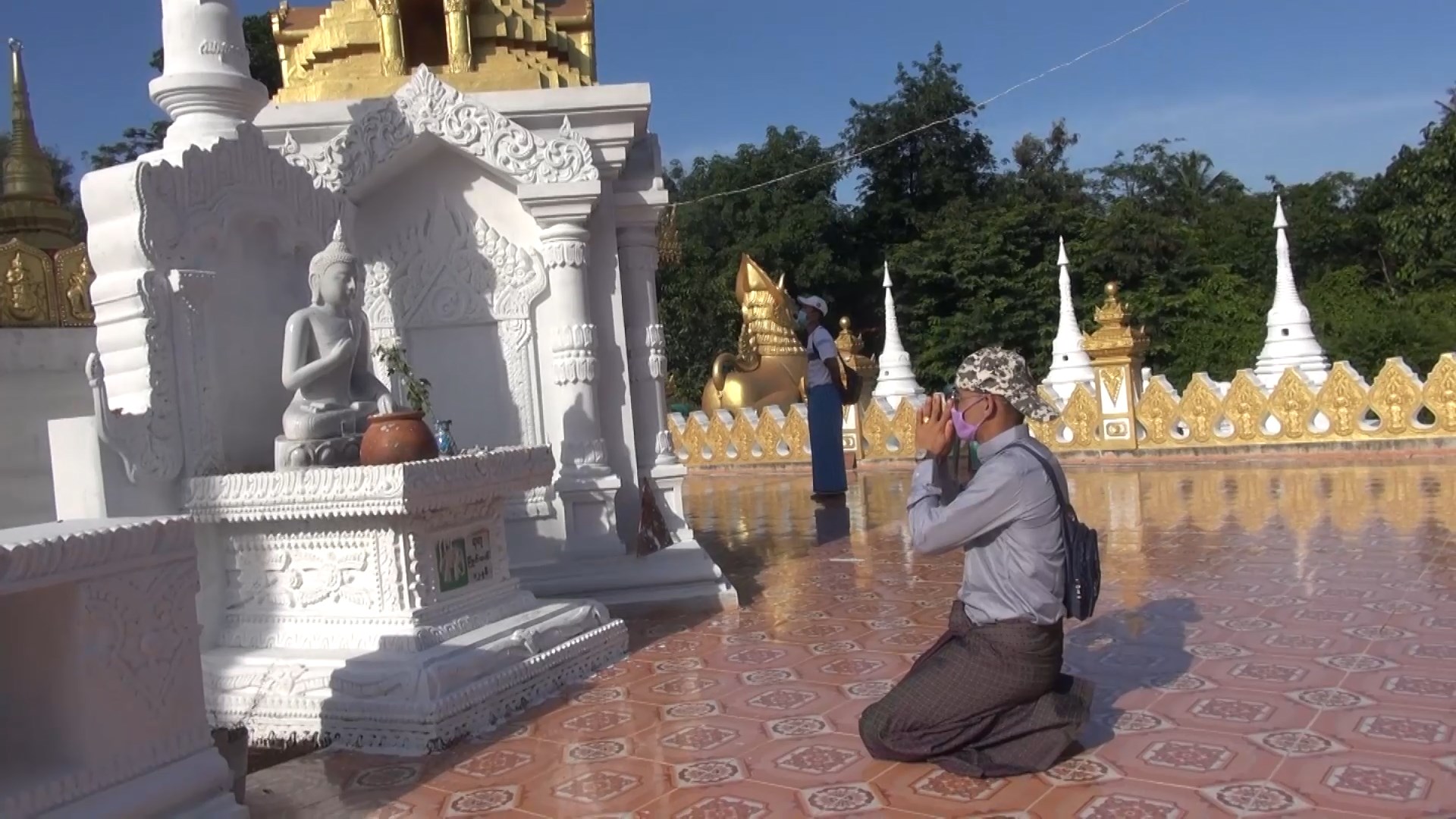 สีสัน! ชาวเมียนมาทำบุญเข้าพรรษาที่มหาเจดีย์ชเวดากอง (จำลอง) ด้วยชุดประจำชาติ