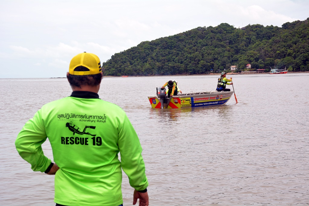 สู้วันที่ 2!! เร่งค้นหาไต๋เรือประมง ถูกคลื่นซัดเรืออับปางทะเลจันทบุรี ยังไม่พบตัว