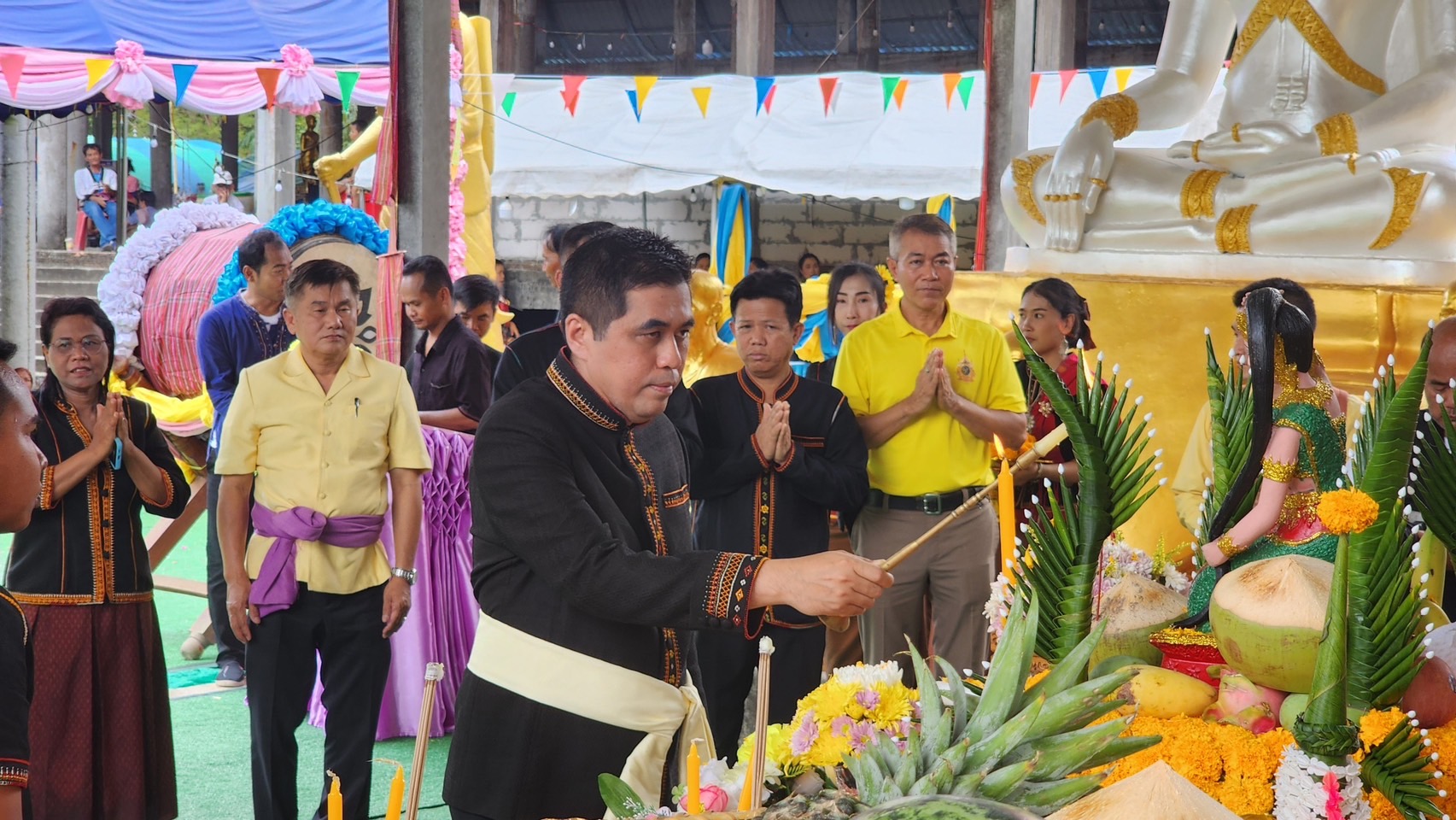 ผวจ.ศรีสะเกษ สืบสานการไหว้พระธาตุเก่าแก่อายุกว่า 800 ปี โดยมีชาวบ้านตามลุ้นเลขเด็ด