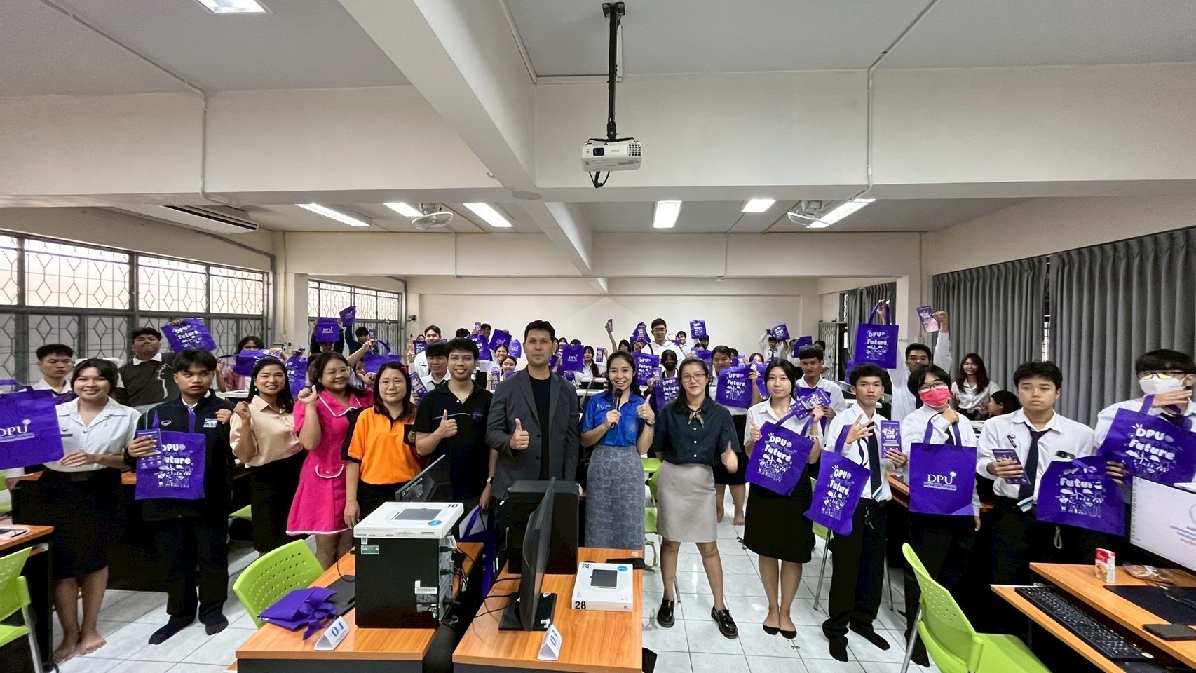 ศิลปกรรมฯ DPU ลงพื้นที่ทั่วไทย เปิดโลกการออกแบบคาแรคเตอร์ ปลุกพลังสร้างสรรค์เยาวชน สร้างอนาคตใหม่กราฟิกไทย