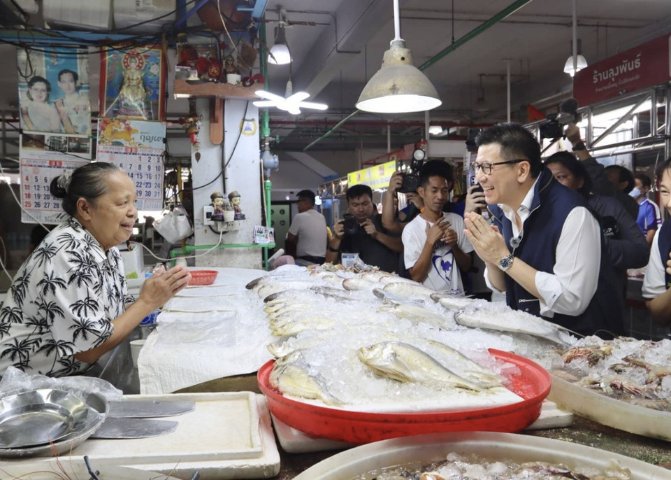 ”เอกนิติ“ นำทัพ “ภูมิใจไทย” เดินตลาดสามย่านหาเสียงช่วย “ส้ม-พัชรินทร์” ด้านพ่อค้า-แม่ค้า ทวงถามคนละครึ่งพลัสเฟส 2 จะมีโอกาสได้ใช่หรือไม่