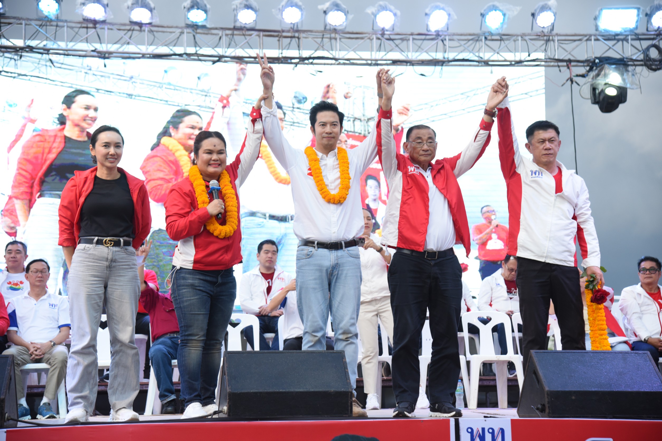 "พท." จัดปราศรัยใหญ่คึกคักแกนนำตบเท้าขึ้นเวทีพรึ่บ   หวังคว้าชัยเมืองสองแคว พา “บู้ จเด็ศ” เข้าสภาฯ