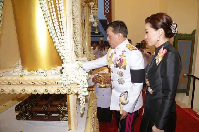 'ในหลวง-พระราชินี' เสด็จฯพระราชทานเพลิงศพ 'ขวัญแก้ว วัชโรทัย'