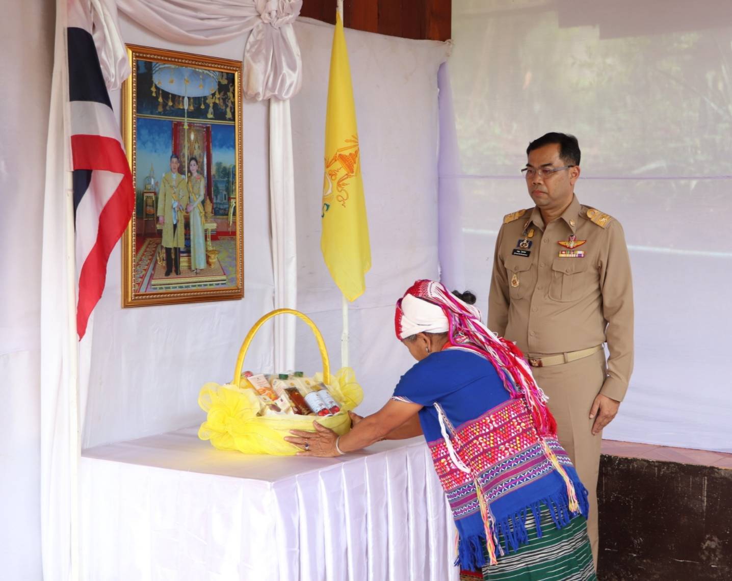 เชิญตะกร้าสิ่งของพระราชทานไปมอบแก่ครอบครัวทหารพรานเสียชีวิต