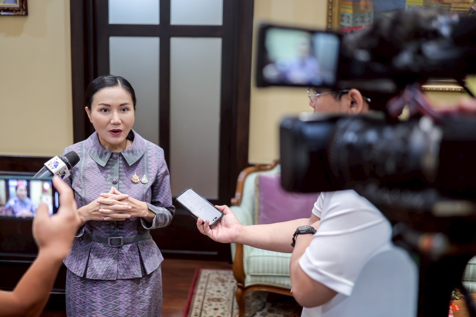 "รมว.นฤมล" รับสะเทือนใจเด็ก 13 ถูกจับส่งกลับกัมพูชา ยัน ศธ.ยึดหลักมนุษยธรรม แต่ต้องคำนึงถึงกฎหมายของหน่วยความมั่นคงด้วย 