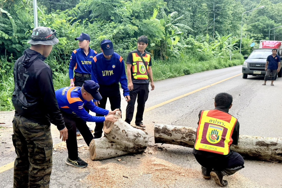 ทหารพัฒนา นพค.36 ลุยเปิดทางหลวง 105 หลังพายุถล่มแม่สะเรียง ต้นไม้ใหญ่ล้มกีดขวางการจราจร