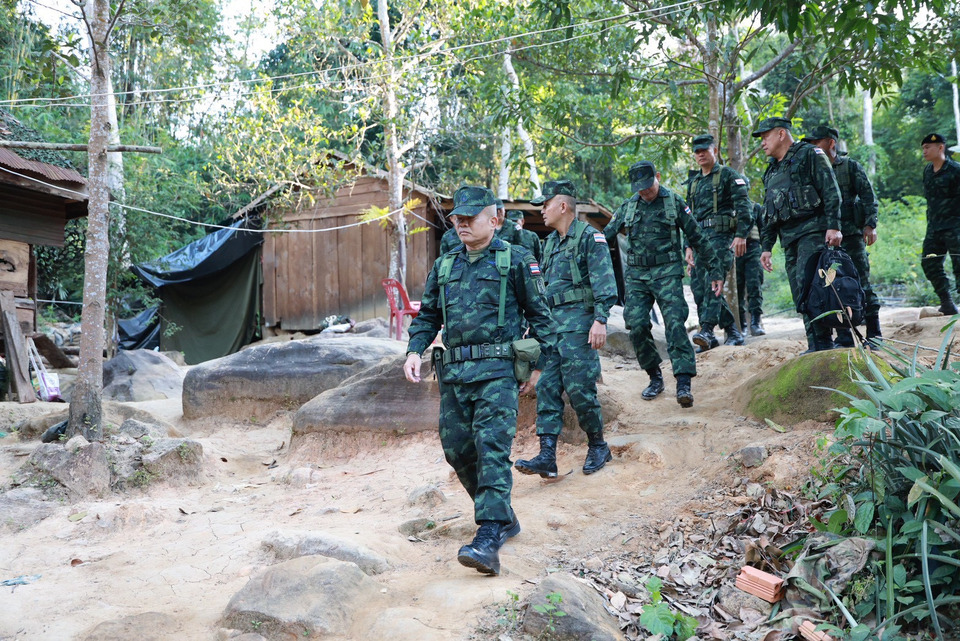 “แม่ทัพภาค 2” ขึ้นเขาสัตตะโสม ตรวจแนวรบพระวิหาร พร้อมค้างคืนฐานหน้า หลังปะทะเดือด 20 วัน