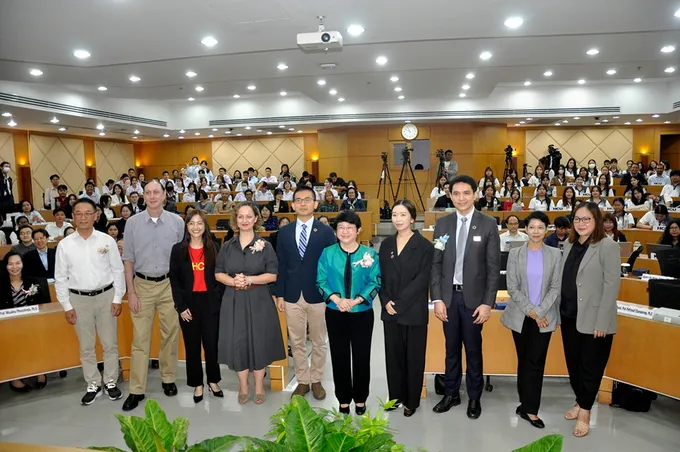 “นิด้า-ECNU, China” เปิดเวทีดีเบตวิชาการ ระดับนานาชาติ ครั้งที่ 2 ทีม HCU คว้ารางวัลชนะเลิศ