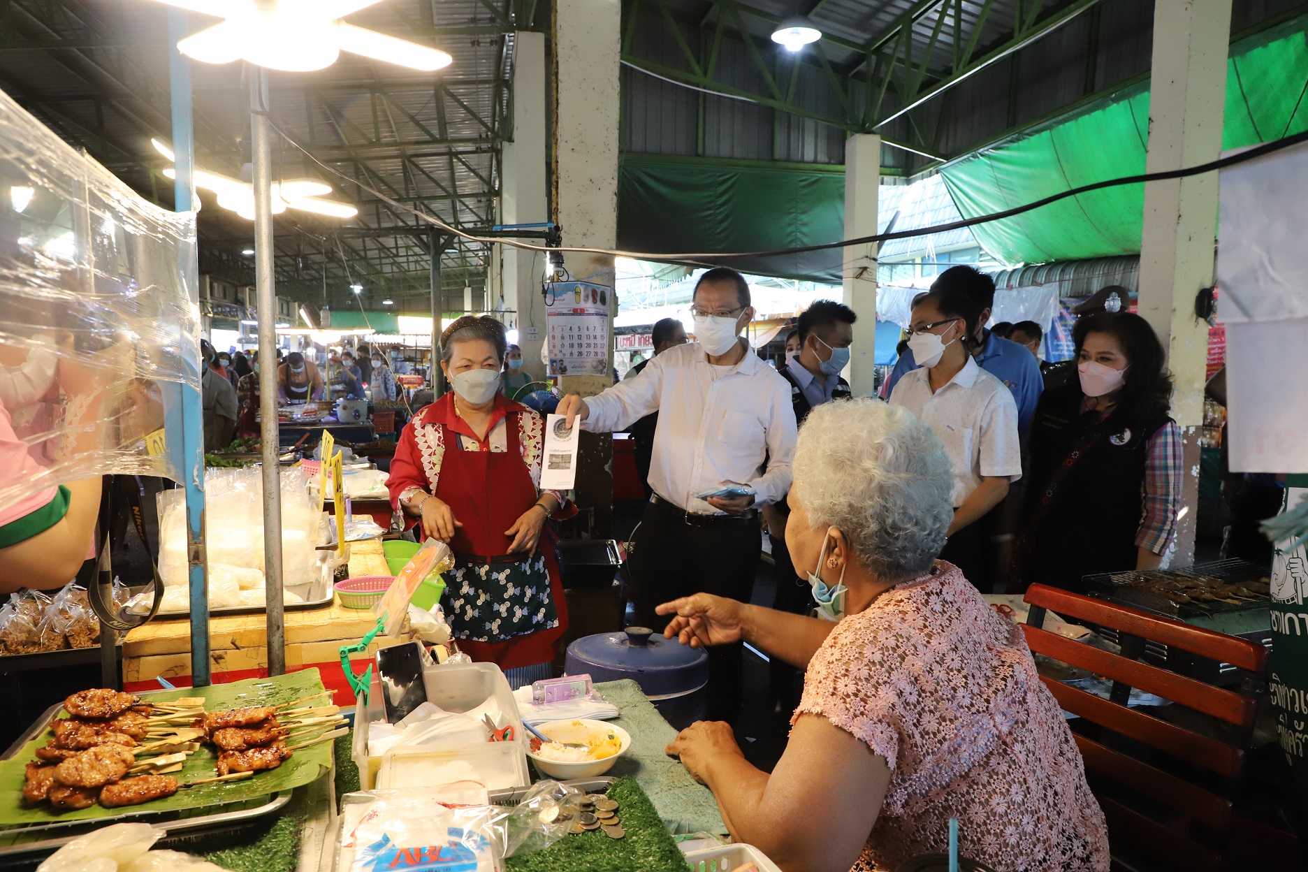 ผู้ว่าฯหมูป่าลงพื้นที่ตลาดสดเทศบาลปทุมธานี  กำชับให้ผู้ค้าติดป้ายแสดงราคาให้ชัดเจน