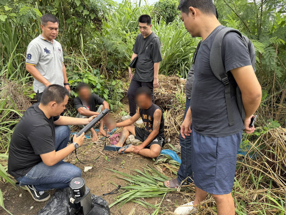 ตำรวจสัตหีบไล่ล่า 5 ชั่วโมง รวบ 2 โจรทุบกระจกร้านกาแฟบางเสร่ ขนกีตาร์-แซกโซโฟน-มือถือหนี ยึดของกลางคืนครบ