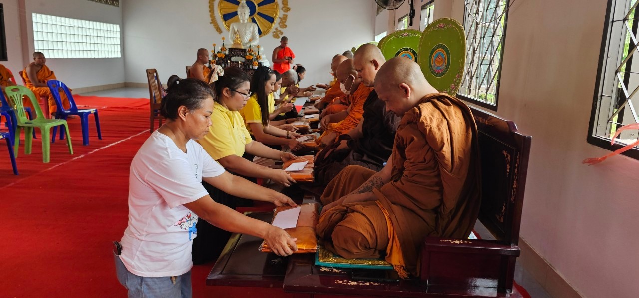ประธานพิธีเจริญพระพุทธมนต์และบวงสรวงสักการะสิ่งศักดิ์สิทธิ์ เพื่อเป็นสิริมงคล โครงการปฏิบัติวิปัสสนากรรมฐาน เพื่อถวายเป็นพระราชกุศล เฉลิมพระเกียรติในหลวง
