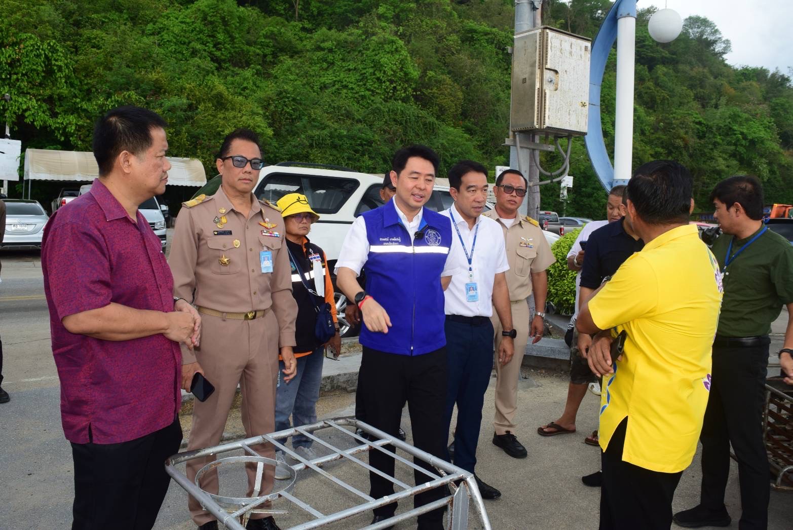 นายกฯพัทยานำทีมลุยปรับภูมิทัศน์ท่าเรือแหลมบาลีฮาย เก็บขยะสิ่งปฏิกูล-ซากเรืออับปาง