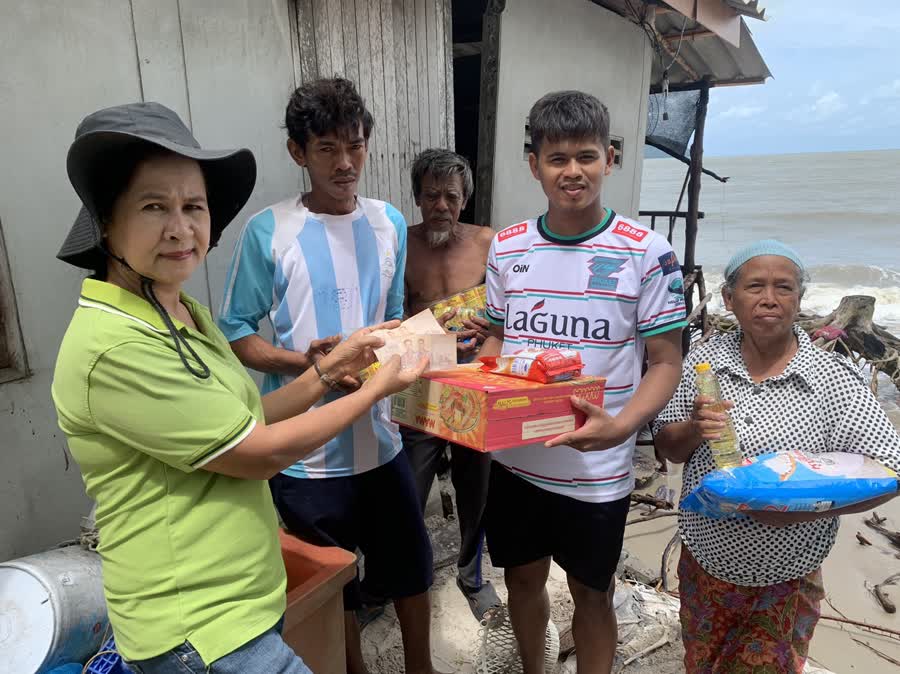 ตรัง เกิดเหตุคลื่นลมแรงซัดบ้านเรือนประชาชนในตำบลเกาะลิบง 
