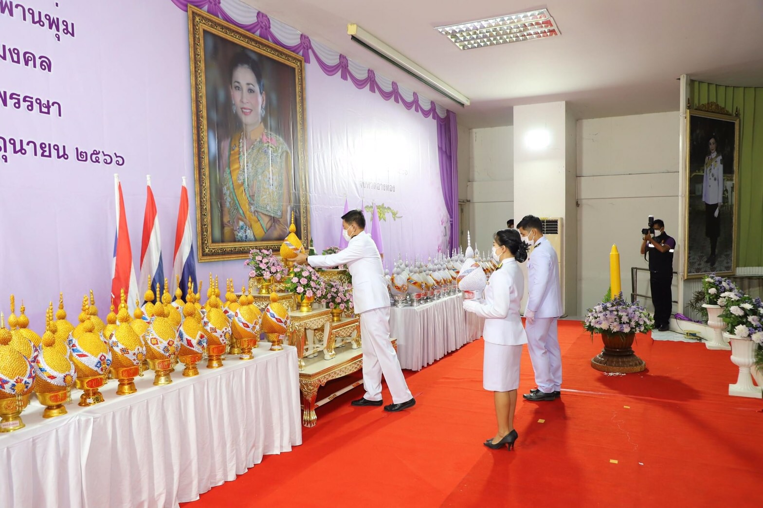 อ่างทองถวายพานพุ่มและจุดเทียนถวายพระพรชัยมงคล เนื่องในโอกาสวันเฉลิมพระชนมพรรษาสมเด็จพระราชินี