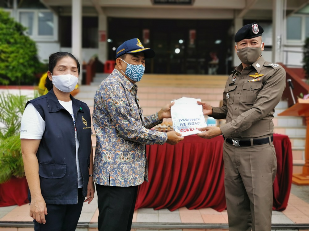 ผู้ว่าฯตรังจับมือ ผบก.ภ.จว.ตรัง ตรวจเยี่ยมให้กำลังใจข้าราชการตำรวจในการปฏิบัติงานหน้าที่ในช่วงสถานการณ์โรคระบาดโควิด-19