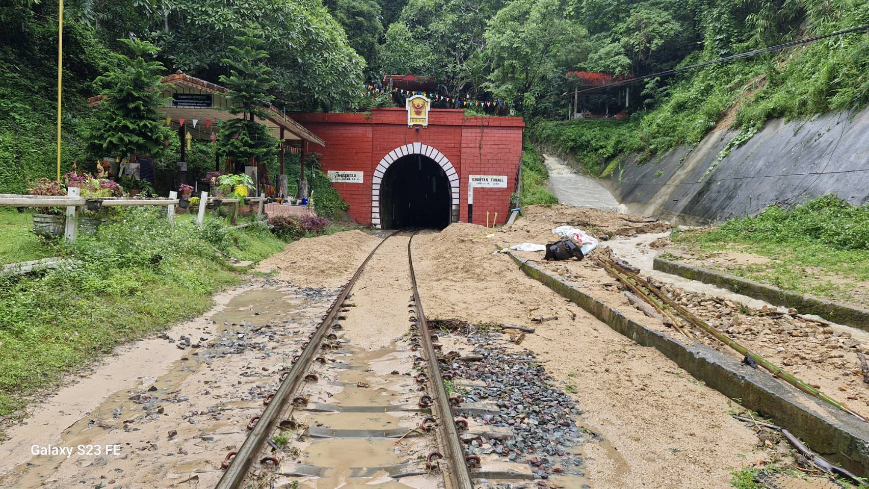 รถไฟฯแจ้งงดเดินรถสายเหนือ ช่วงสถานีลำปาง - เชียงใหม่ ชั่วคราว หลังดินสไลด์-น้ำป่าเซาะหินรองรางเสียหาย "วีริศ" ผู้ว่ารถไฟฯ กำชับเร่งดูแลความปลอดภัยให้ผดส.