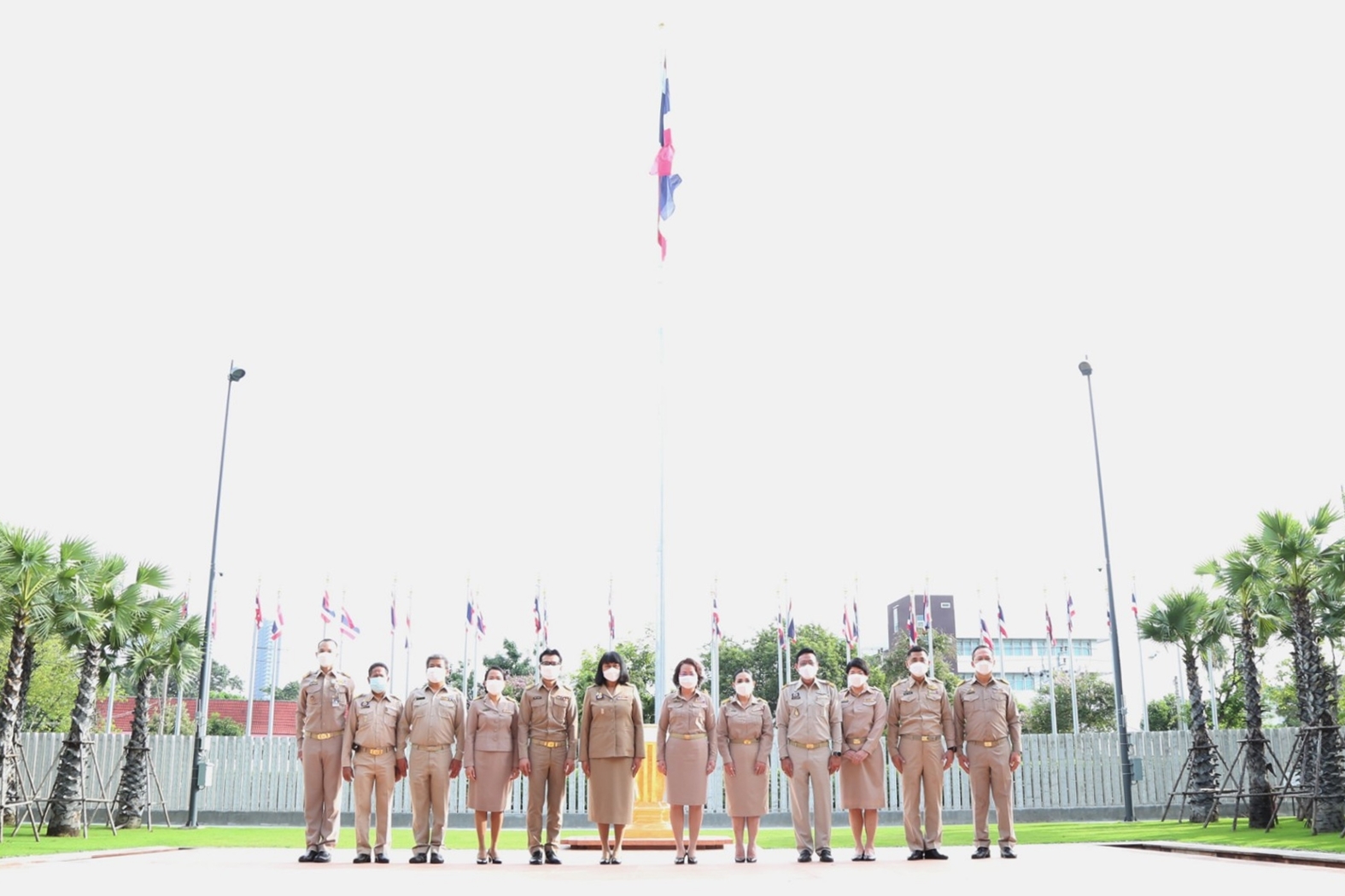 วันธงชาติ! "เลขาฯสภา" นำผู้บริหารจัดกิจกรรมเคารพธงชาติ-ร่วมร้องเพลงชาติ ครบรอบ 104 ปี 