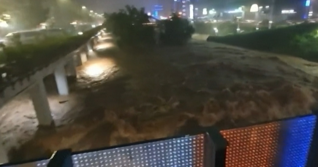 เปิดคลิปวินาทีมวลน้ำถล่มกรุงโซล สถานีรถไฟใต้ดิน-ถนนสายหลัก