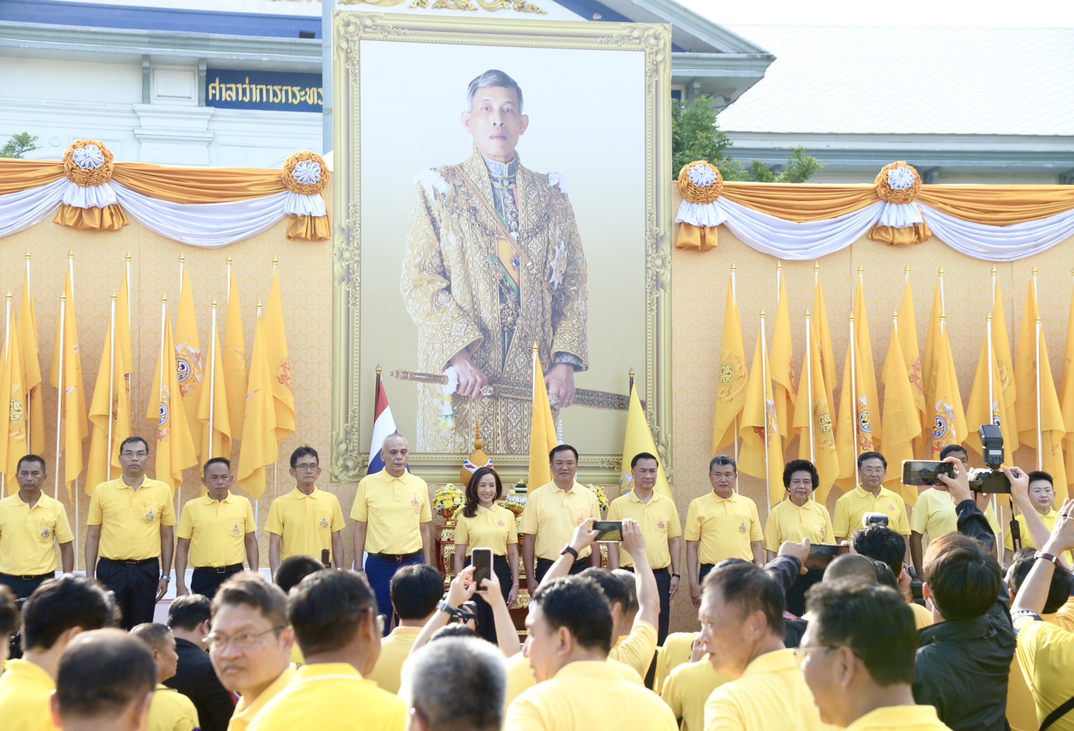 "มท.1"นำข้าราชการและพสกนิกรร่วมถวายพระพรชัยมงคลในหลวงด้วยขบวนธงตราสัญลักษณ์พระราชพิธีเฉลิมพระชนมพรรษา 6 รอบ 