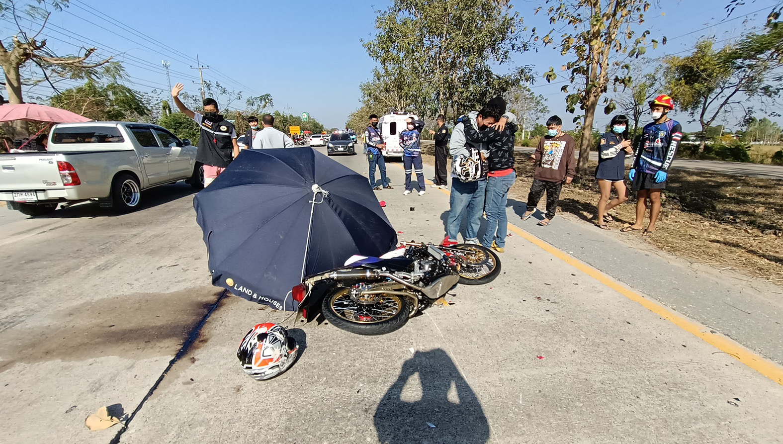 สุพรรณบุรี สองล้อสายบุญชนท้ายรถบรรทุกเสาเข็มดับสยอง