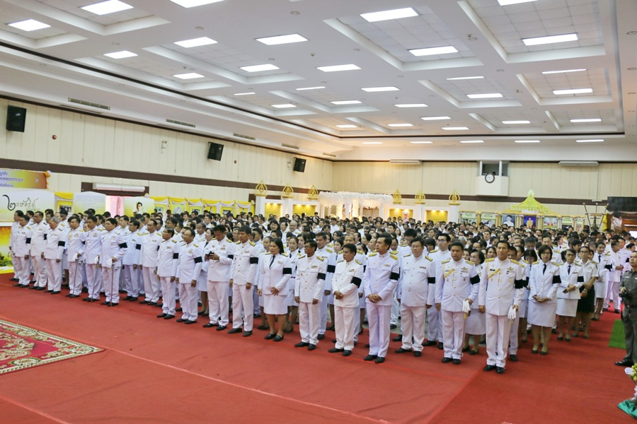 ผวจ.กาฬสินธุ์นำทหาร-ตำรวจและขรก.ทุกภาคส่วนร่วมถวายพระพรชัยมงคลรัชกาลที่10