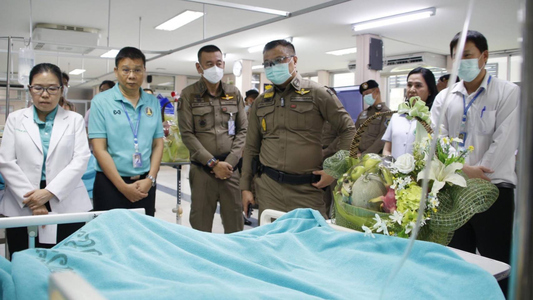 ผู้บังคับบัญชารุดเยี่ยมให้กำลังใจตำรวจทางหลวงซึ่งถูกรถชนอาการสาหัสขณะปฏิบัติหน้าที่ 