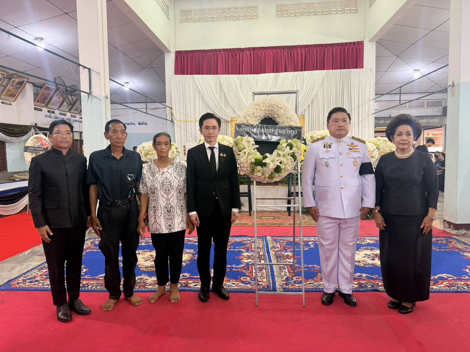 ‘ยศชนัน’ ร่วมรดน้ำศพ ‘ครูทิวาพร’ เหยื่อเหตุสลด รร.เทพศิรินทร์ นนทบุรี ให้กำลังใจครอบครัว