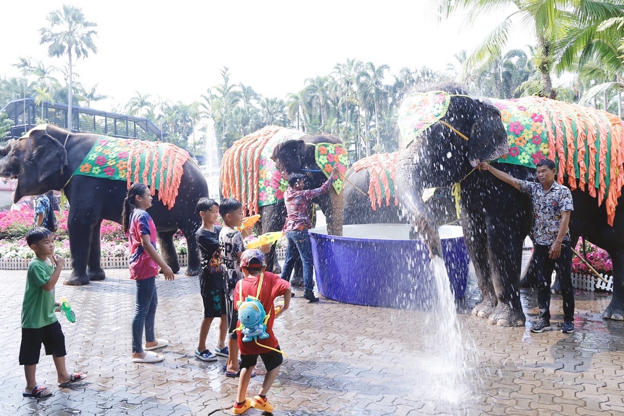 มหาสงกรานต์ ดอกไม้บาน ที่สวนนงนุช  ลูกช้างโชว์ความน่ารัก รดน้ำดำหัวแม่ช้าง