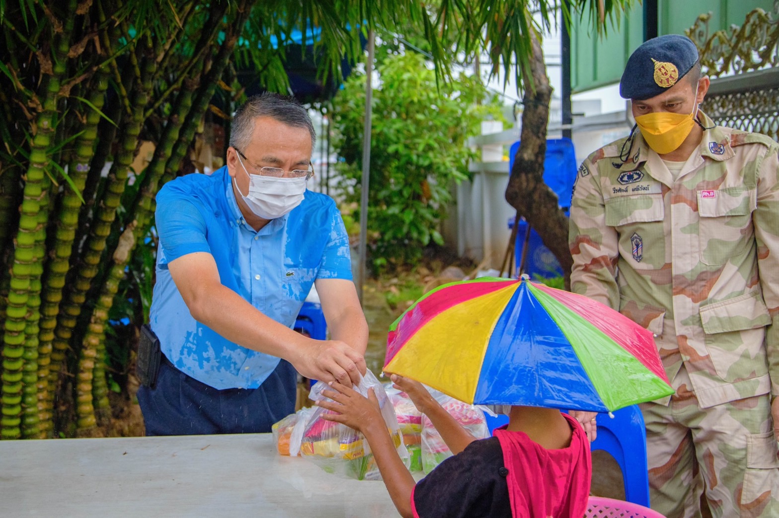 ผู้ว่าฯสุราษฎร์ฯ “ปันขิงให้ประชาชน” เพราะเรื่องสุขภาพประชาชนต้องมาก่อน กลางสายฝนก็ไม่ใช่ปัญหา