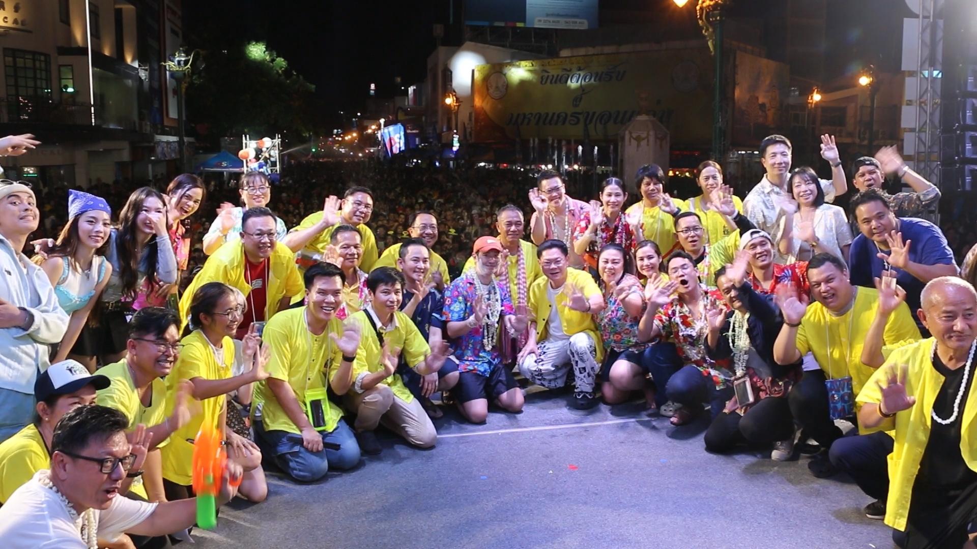 "พิธา"ขึ้นเวทีถนนข้าวเหนียวนำนักท่องเที่ยวไทย-เทศกว่า 150,000 คนร่วมเล่นคลื่นมนุษย์ไร้แอลกอฮอล์