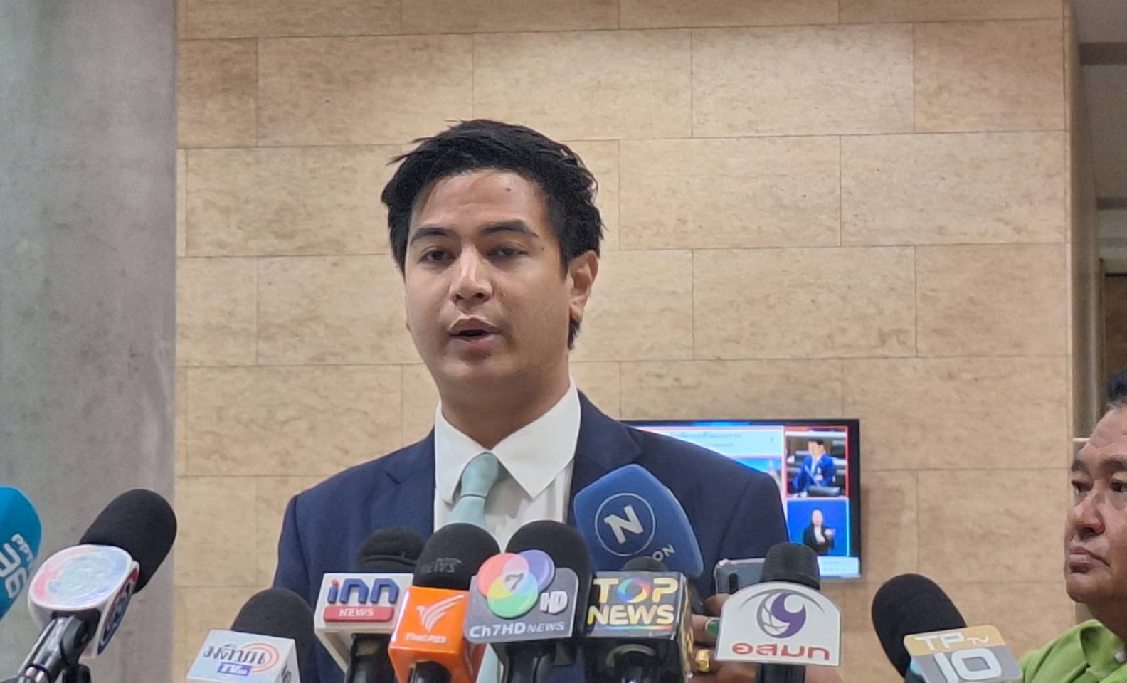 "พริษฐ์" ห่วง รธน.ฉบับใหม่ คลอดไม่ทันก่อนเลือกตั้งครั้งหน้า เล็งตัดอำนาจศาล รธน.ผูกขาดตีความนักการเมือง 
