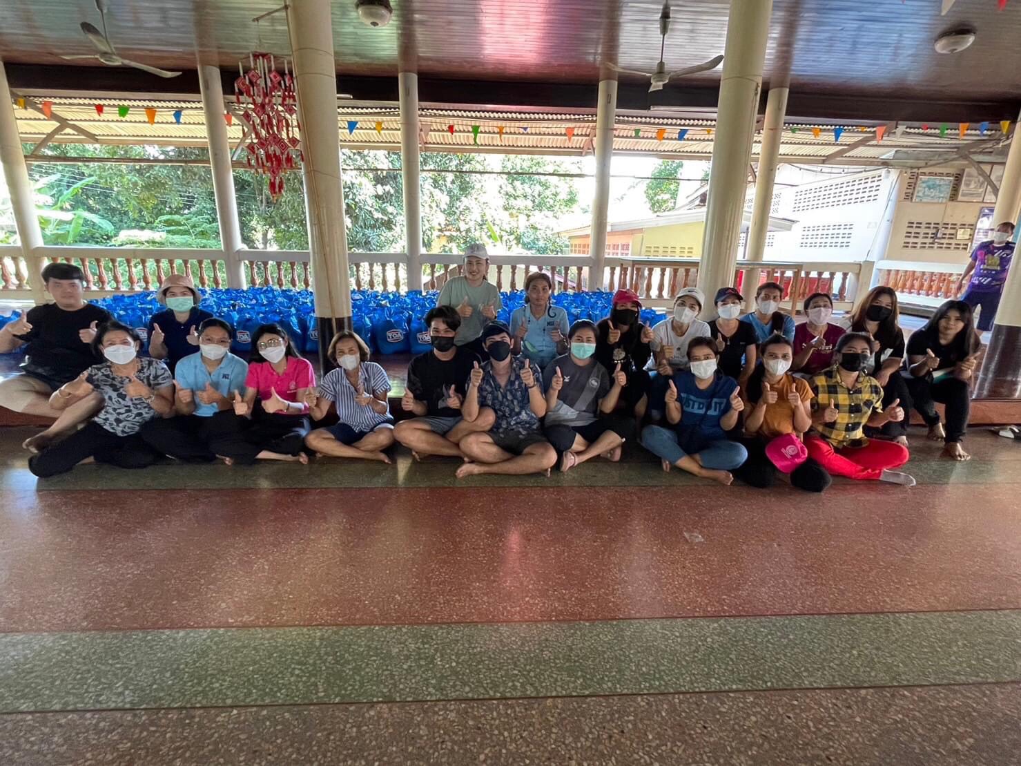 พมจ.อ่างทองจัดถุงยังชีพแก่ผู้ประสบอุทกภัยในพื้นที่อำเภอป่าโมก