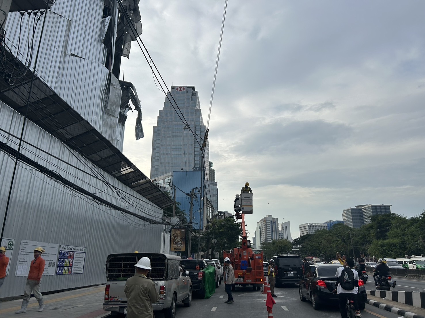  คานปูนร่วงจากอาคารระหว่างการรื้อถอนทำรถกระบะเสียหายโชคดีไม่มีผู้บาดเจ็บย่านถนนพระรามที่ 4