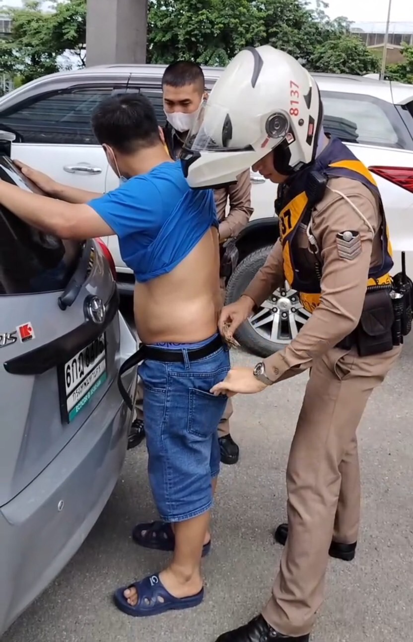เจ้าหน้าที่ตำรวจ สน. ทางด่วน 2 สกัดจับเหตุลักพาตัวสาวชาวจีนขึ้นรถ