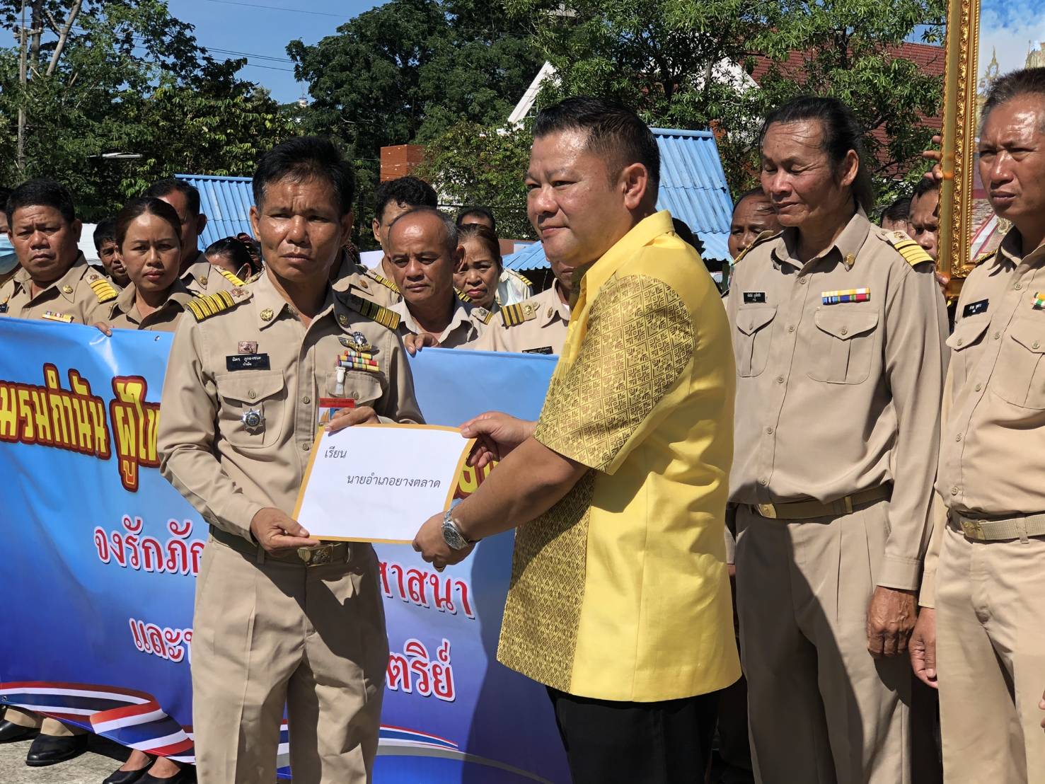 "ชมรมกำนัน ผู้ใหญ่บ้าน อ.ยางตลาด" แสดงเจตจำนงเทิดทูนสถาบัน