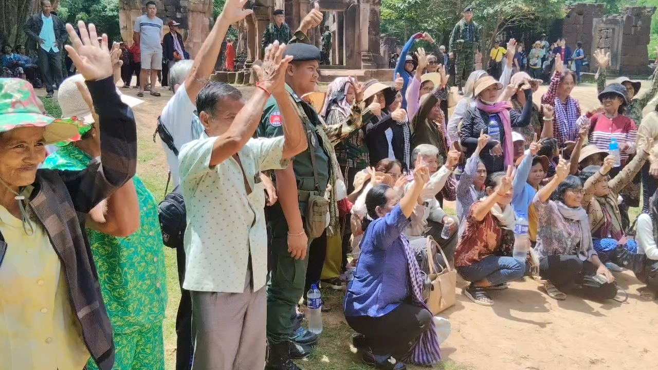เขมรแห่มาถ่ายรูปหมู่คณะใหญ่ ผิดปกติ คาดเลี่ยงแสดงออกเชิงสัญลักษณ์ทางอ้อม ถ่ายรูปชูนิ้วแทน ในวันครบรอบ 17 ปี ปราสาทพระวิหาร ได้รับการขึ้นทะเบียนเป็นมรดกโลก