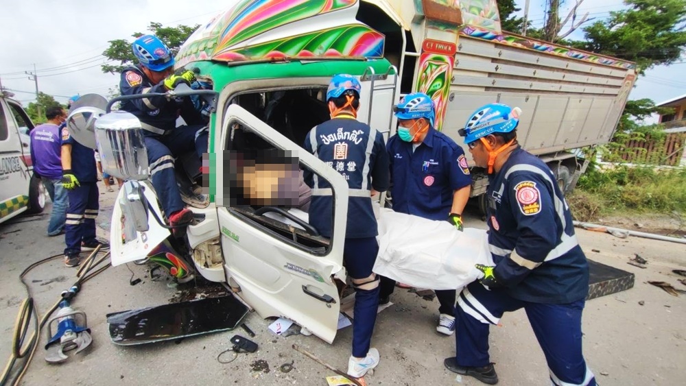 กระบะซิ่งข้ามเลนประสานงาสิบล้อพ่วง คนขับเสียชีวิตติดภายในรถทั้งสองคัน